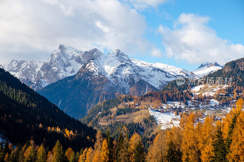 Dolomites地区的Colle Santa Lucia村庄
